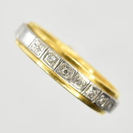 Ring med vita stenar, stl 18, bredd 5 mm, gravyr, gulguld/vitguld, 18K + 23K. Vikt: 7 g