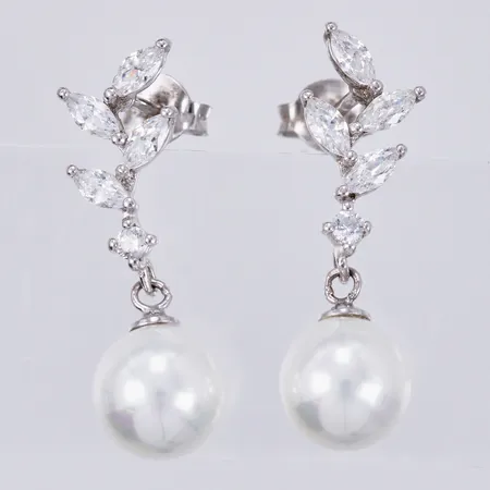 Ett par örhängen med vita stenar och plast pärlor, längd: ca 2cm, bredd: ca7mm, 925/1000, silver Vikt: 2,6 g