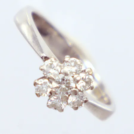 Ring diamanter, 1 x 0,04ct, 6x0,03ct, vitguld, Ø17mm, 18k   Vikt: 3,7 g