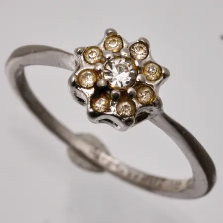  Ring i silver, stl 17¾, bredd 1,3-8mm, 9st vita stenar, mått, Ø1,5-2,7mm, 925/1000, vikt 2,18g.