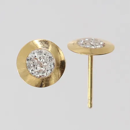 Par örhängen med vita stenar, Ø7mm, en snurrebuss saknas,  ett örhänge lite buckligt, 18K.  Vikt: 0,6 g