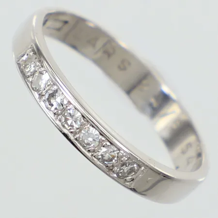 Ring med diamanter ca 7x 0,02ct, 8/8-slipade, vitguld, stl 16½, bredd 3,1mm, gravyr, 18K Vikt: 2,4 g