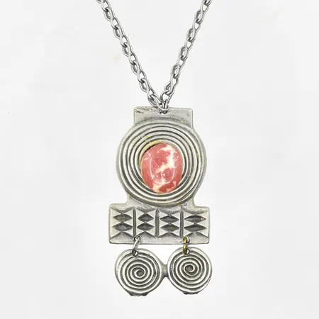 Kedja i metall med fast hänge, längd ca 64 cm, länkens bredd 4 mm, Tenn.