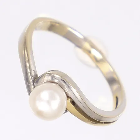 Ring med pärla, tvåfärgad, stl 19, bredd 2-8mm, repig, 18K Bruttovikt: 4,3g 