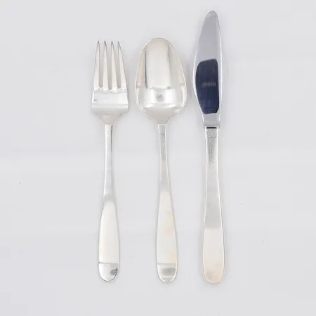 1 Set förrättskniv, stålblad, gaffel, matsked, Theresia Hvorslev, modell Tradition, längd ca 15,5-17cm, Mema, silver bruttovikt 99,4g Vikt: 99,4 g