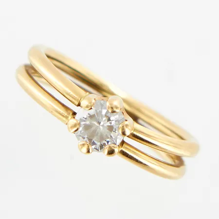 Ring med vit sten, stl 16¼, bredd: 3-5mm, 18K  Vikt: 1,4 g