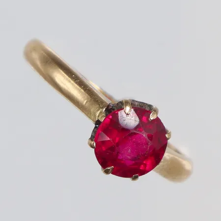 Ring med röd sten, stl 17, bredd 1-6mm, 18K Vikt: 3,1 g