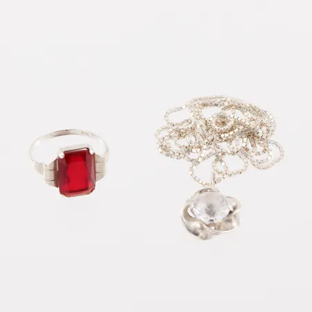 Collier med hänge, längd ca 68 cm, hängets höjd 21 mm, + ring med sten, silver. Vikt: 12,3 g