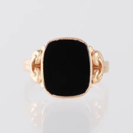 Klackring med sten och gravyr, Gustav Dahlgren & Co Malmö, ojämn form, storlek 17 ½ mm, bredd 2.4-13.8 mm, 18k. Vikt: 4 g