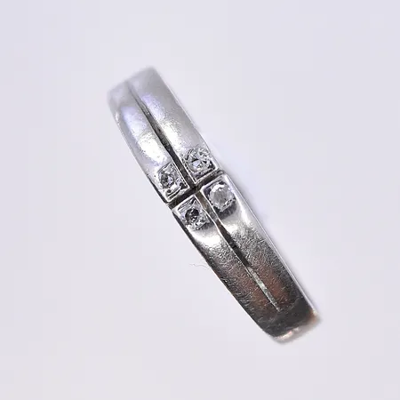 Ring, stl 17¼, bredd 3-4 mm, vitguld, graverad, 18K. Vikt: 2,6 g