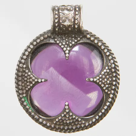 Hänge, lila glas, längd ca 32mm, bredd 25,5mm, 925/1000 silver, bruttovikt: 12,9g.