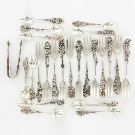 12 tårtgafflar, 13cm, 11 moccaskedar 10cm, sockertång 8,5cm, modell Svenska Floran, silver 830/1000 Vikt: 341,2 g