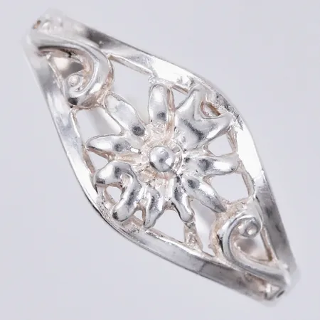 Ring, mönstrad, stl: 18, bredd: ca 2-9mm, stämplad GFAB, 925/1000, silver Vikt: 1,8 g