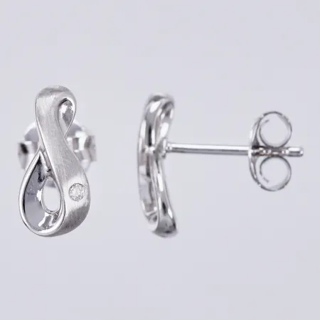 Ett par örhängen med vit sten, längd: ca 1,1cm, bredd: ca 3-5mm, GHA, 925/1000, silver Vikt: 1,7 g