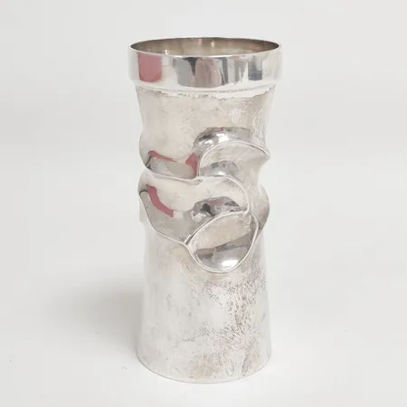 Vas, hamrad dekor, höjd ca 11cm, Ø 4,5cm, Rolf Karlsson, år 1984, Grillby, 925/1000 silver Vikt: 143,7 g
