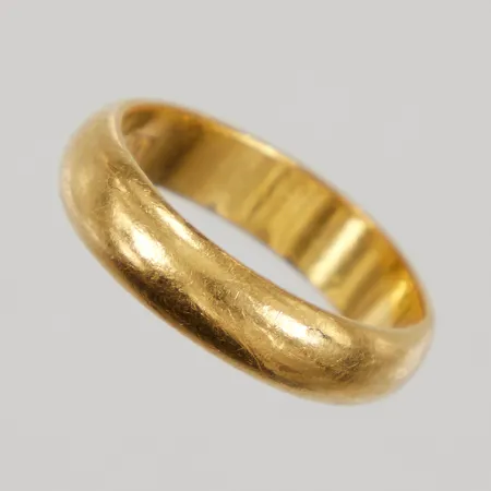 Ring, stl 18, bredd 5mm, skev skena, Thaiguld, 23K, 50 Stang, Vikt: 7,6 g