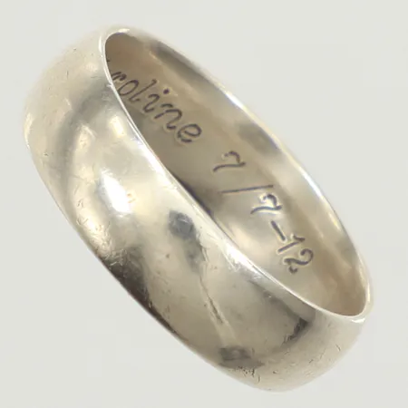 Ring, stl 18¾, bredd 5,9mm, gravyr, silver 925/1000 Vikt: 5 g