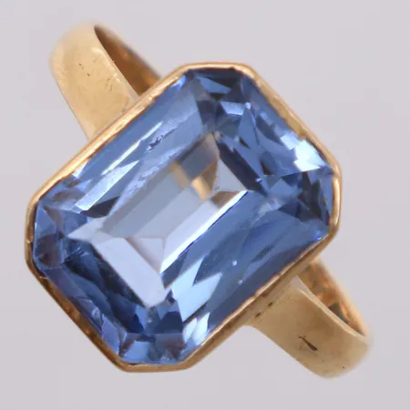 Ring med ljusblå sten, stl 17¼, bredd 2,3-12,8mm, 18K Vikt: 3,3 g