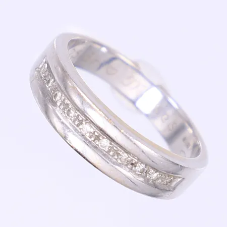 Ring med diamanter 10xca 0,005ct, stl 19, bredd 4-6mm, vitguld, 18K  Vikt: 6,7 g