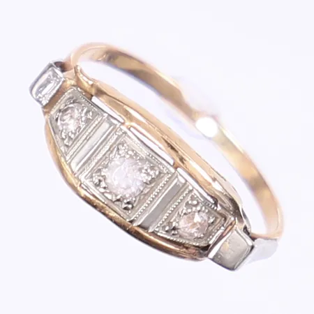 Ring med vita stenar, tvåfärgad, stl 17¾, bredd 1-7mm, lätt bucklig skena, 18K  Vikt: 1,2 g