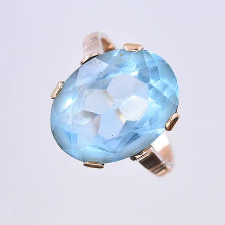 Ring med blå sten, stl 17¼, bredd skena 2 mm, 14K. Vikt: 4,8 g