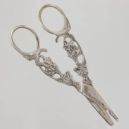 Druvsax, längd 13cm, ojämnheter/slitage, GEWE Malmö år 1957, Silver 830/1000 Vikt: 36,5 g