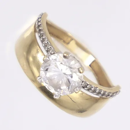 Ring med vita stenar, stl 17¾, bredd 2,5-12mm, skev skena, 14K Bruttovikt: 3,5g 