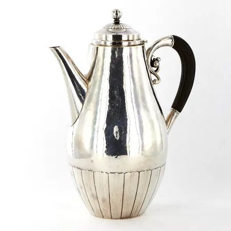Kaffekanna "Kosmos" av Johan Rohde, Georg Jensen, numrerad 45, höjd: 25cm, trähandtag, silver 830/1000, brv: 590,6 gram Vikt: 590,6 g