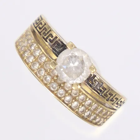 Ring med vita stenar, stl 18¼, bredd 4-9mm, skev skena, 14K Bruttovikt: 4,3g Vikt: 4,3 g