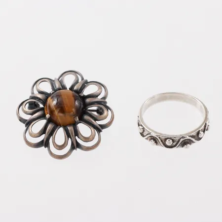 Brosch + ring, silver. Vikt: 10,3 g