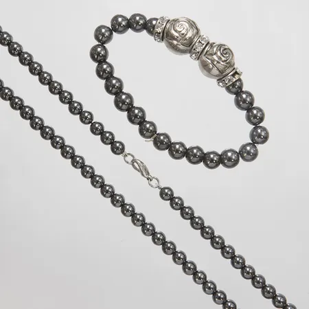 Collier, hematit längd ca 41,5cm, bredd 6mm, Armband, hematiter, vita stenar, bredd 8-14mm, elastisk, metall.