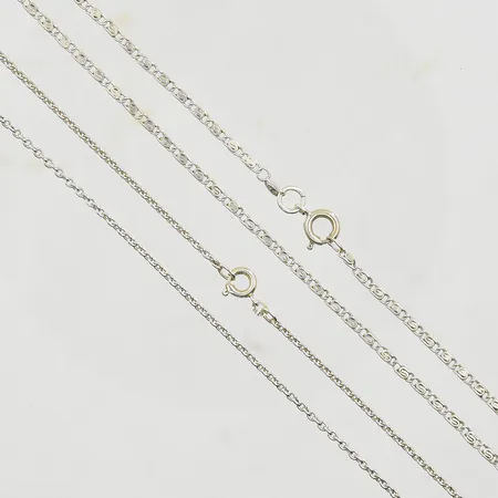 2 kedjor, längd 44½-47 cm, bredd 2 mm, silver. Vikt: 9 g