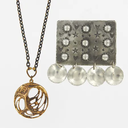 Brosch i tenn,  58x62mm, collier i brons, 66cm, bredd: 3,8mm, hängdel 50mmØ33mm