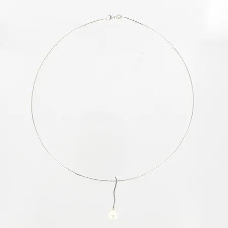 Collier, halvstelt 45cm, bredd:1,6mm, hänge med odlad pärla 8,3mm, längd: 36mm, silver 925/1000  Vikt: 8,9 g