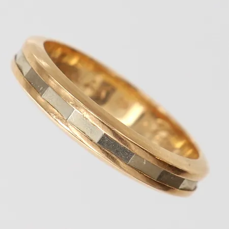Ring, stl: 16¼, bredd 3,5mm, gravyr, tvåfärgat 18K.  Vikt: 3,7 g