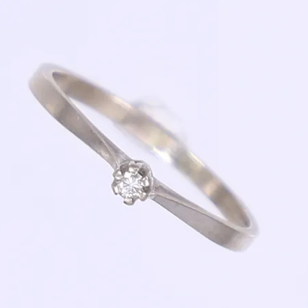 Ring med diamant totalt 1x 0,04ct enligt gravyr, stl 18¾, bredd 2-3mm, 18K  Vikt: 2,2 g