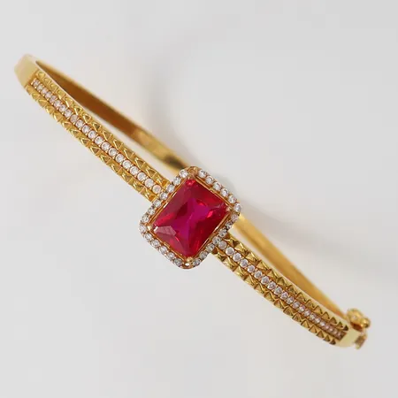 Armring med stenar, öppningsbar, Ø60mm, bredd 4-12mm, skev/bucklig, 21K.  Vikt: 11,8 g