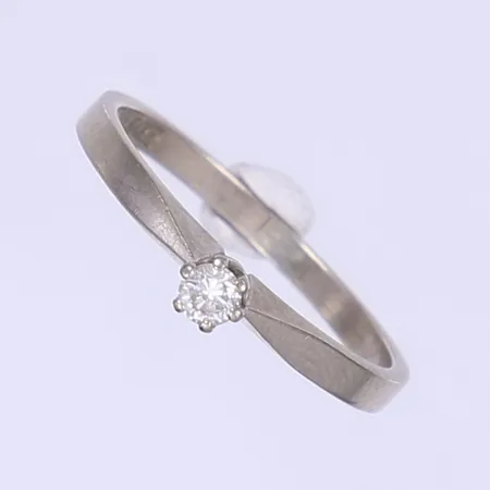 Ring med diamant totalt 1x 0,10ct enligt gravyr, stl 18¾, bredd 2-4mm, dålig lagning i skenan, vitguld, 18K  Vikt: 2,8 g