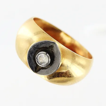 Ring, vit sten,stl 16, bredd 4-9mm, storleksändrad, något skev skena, 18K.  Vikt: 2,9 g