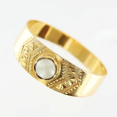 Ring, odlad pärla Ø3mm, stl 17¼, bredd 3-6mm, skev skena, 18K.  Vikt: 1,4 g