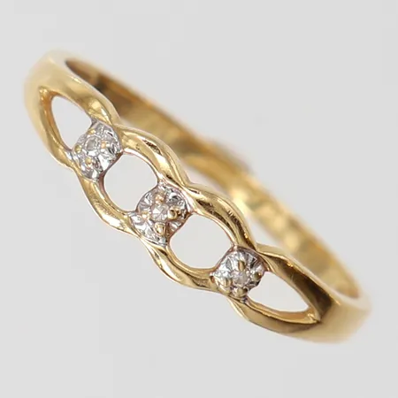 Ring med 8/8-slipade diamanter 3 x ca 0,005ct, stl: 16¾, bredd 1,5-4,5mm, GFAB, tvåfärgat 18K. Vikt: 1,1 g