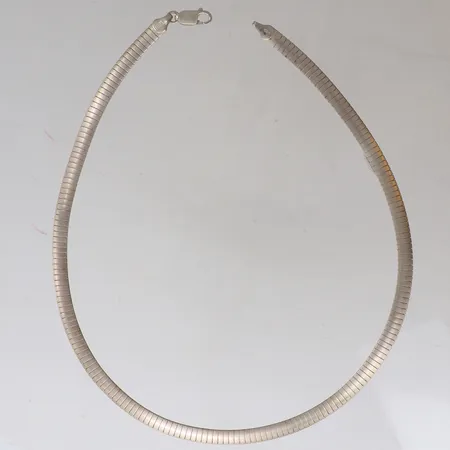 Collier, längd 42,5cm, bredd 6mm, brott i länk, silver 925/1000 Vikt: 25,4 g