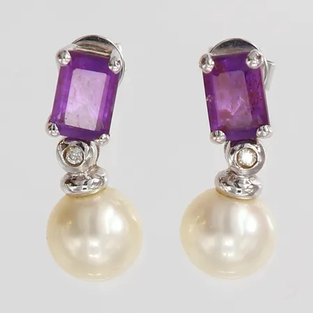 Ett par örhängen med diamanter ca 2x0,01ct, pärlor,ametister, längd 15mm, bredd ca3,7mm, vitguld, något skev stift, Guldfynd, 18K Vikt: 2,7 g