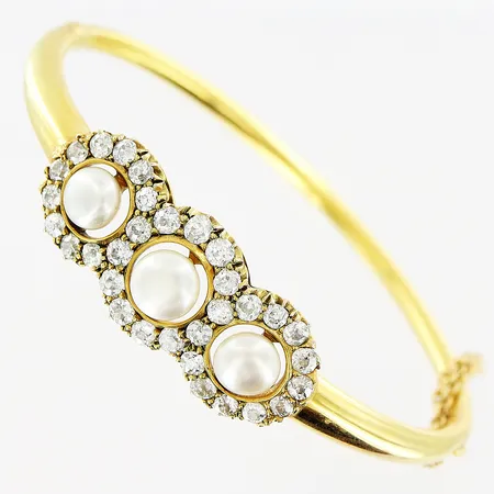 Armring, diamanter 32 x ca 0,03-0,05ct, piqué, gammalslipade, odlade pärlor ca Ø5,5-6mm, 57x49mm, bredd 2,5-14mm, nagg på diamanter, 14K. Vikt: 12,4 g