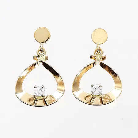 Ett par örhängen, 20mm, bredd 4-12mm, vita stenar, 18K Vikt: 1,6 g