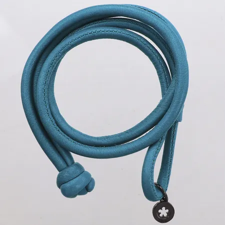 Armband, Ole Lynggaard, Sweet Drops, längd 36,5cm, bredd 8,5mm, turkost läder med detalj i oxiderat silver, inga tillbehör Vikt: 8,4 g