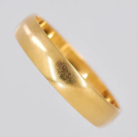 Ring, stl 16, bredd 3,5mm, graverad, 18K Vikt: 1,6 g