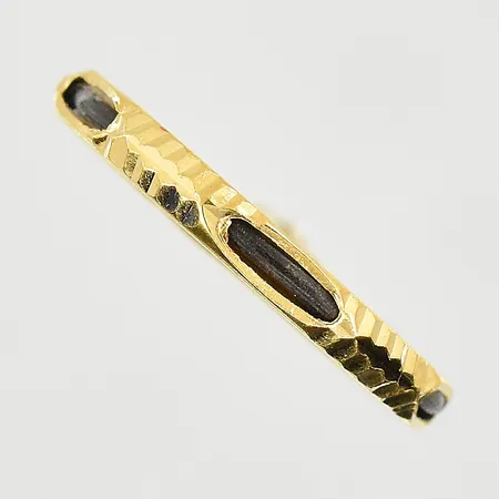 Ring med svarta detaljer, stl 15¾, bredd 2 mm, 22K. Vikt: 1,7 g