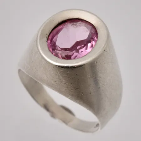 Ring i silver, stl 15¾, bredd 2,4-13,8mm, 1st rosa sten, mått 7,5x9,2mm, sitter löst, 925/1000, vikt 3,44g.