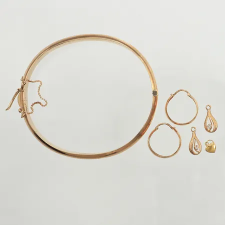 Armring, gravyr, ett par örhängen, defekta, tre hängen, defekta, 14K Vikt: 13,8 g